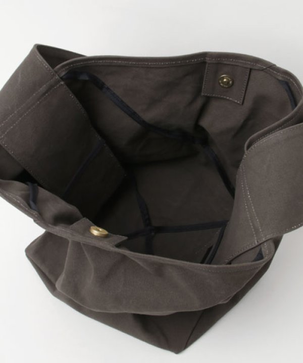 小さめのポケットが左右に1つずつあります。